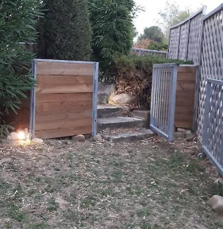 Independant Avec Parking Ferme Et Securise Πανσιόν 3*