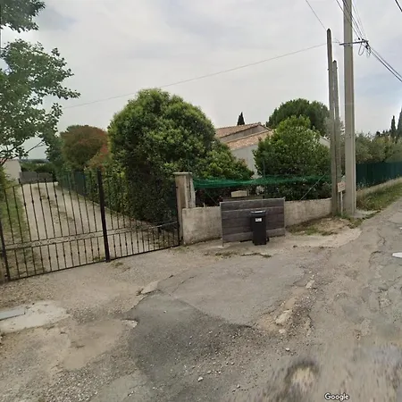 Independant Avec Parking Ferme Et Securise Πανσιόν Lédenon